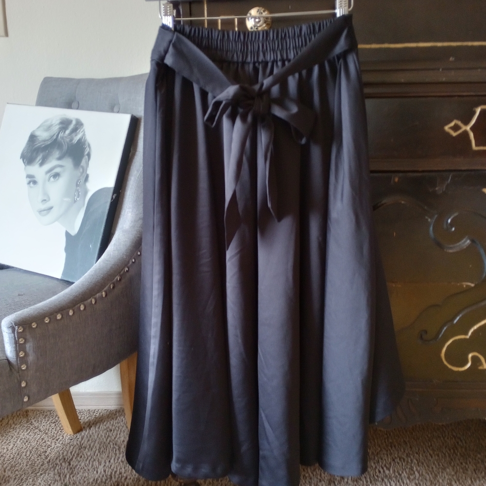 Black Hi-Low Elle Skirt Sz. M (3x$10/$25) - Picture 2 of 3